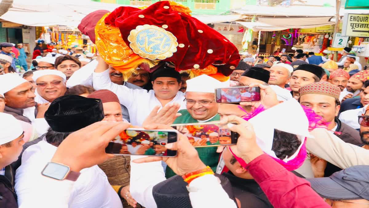 Imran Pratapgarhi presented the chador on behalf of Congress president Kharge