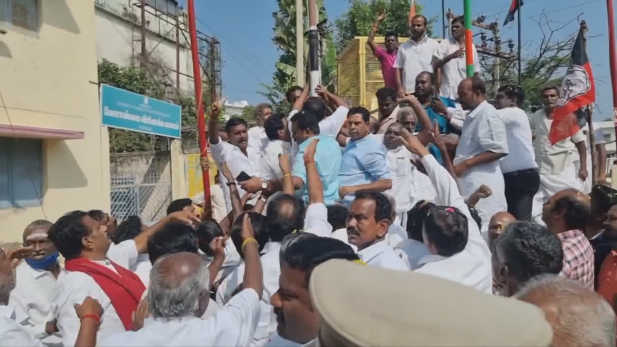 எம்ஜிஆர் பிறந்தநாள் கொடி ஏற்றுவதில் குளறுபடி - இபிஎஸ், ஒபிஎஸ் ஆதரவாளர்கள் மோதல்!, mgr-birthday-celebration-clash-between-eps-ops-groups-over-flag-hoisting