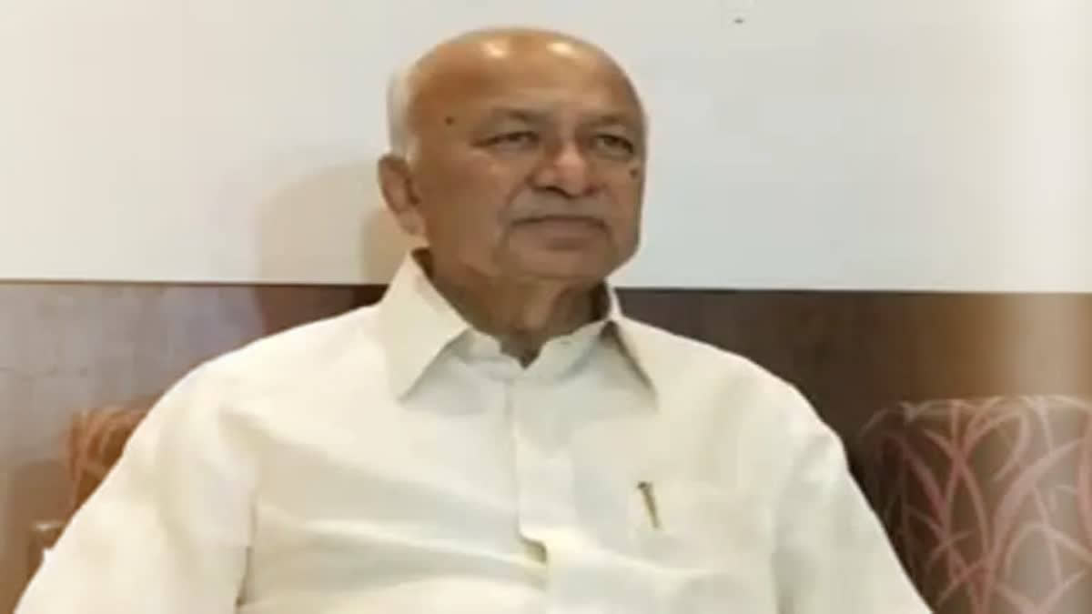 Veteran Congressman Sushilkumar Shinde asserted that he is a Congressman and will not leave the party, despite claiming that he and his daughter, MLA Praniti Shinde, received an offer to join the BJP.