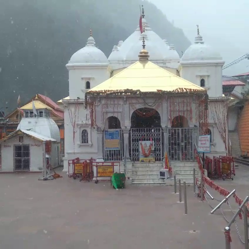 Snowfall in Gangotri Dham