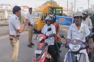 தஞ்சாவூரில் பொங்கல் பரிசாக வாகன ஓட்டிகளுக்கு பெட்ரோல் வழங்கிய காவல்துறை