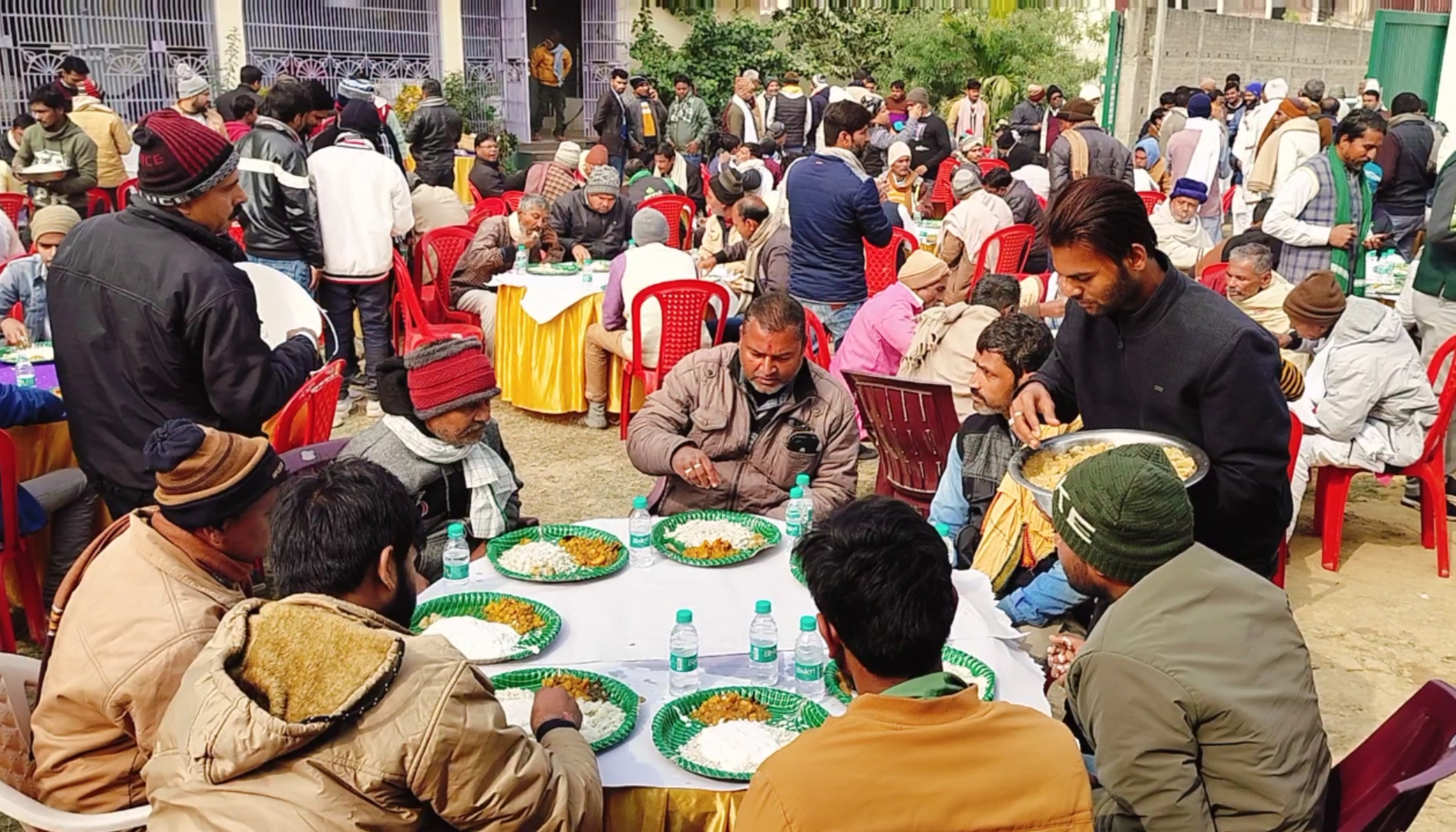 चूड़ा दही खाते कार्यकर्ता