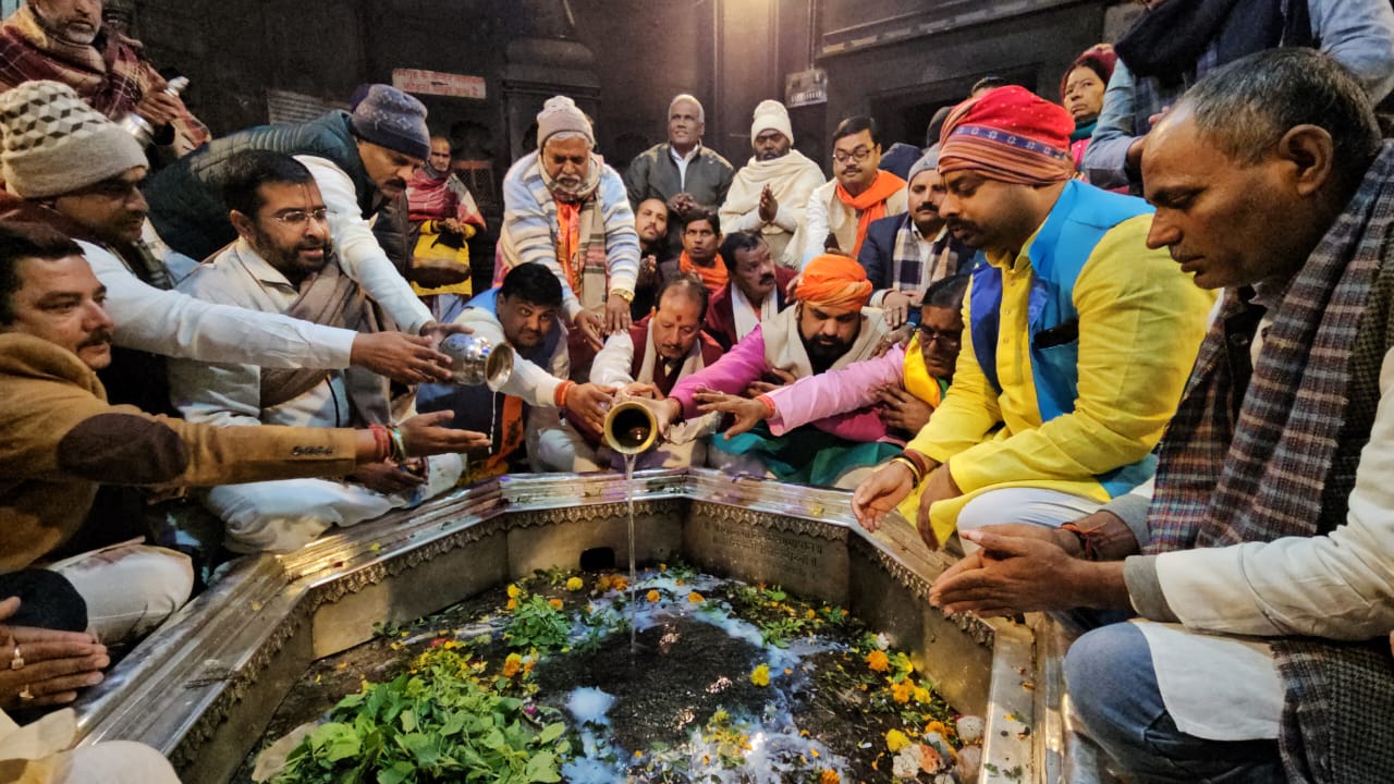 विष्णुपद मंदिर में पूजा अर्चना करते बीजेपी नेता