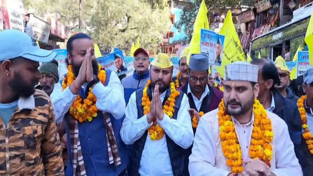 Rally of independent candidate Santosh Rawat