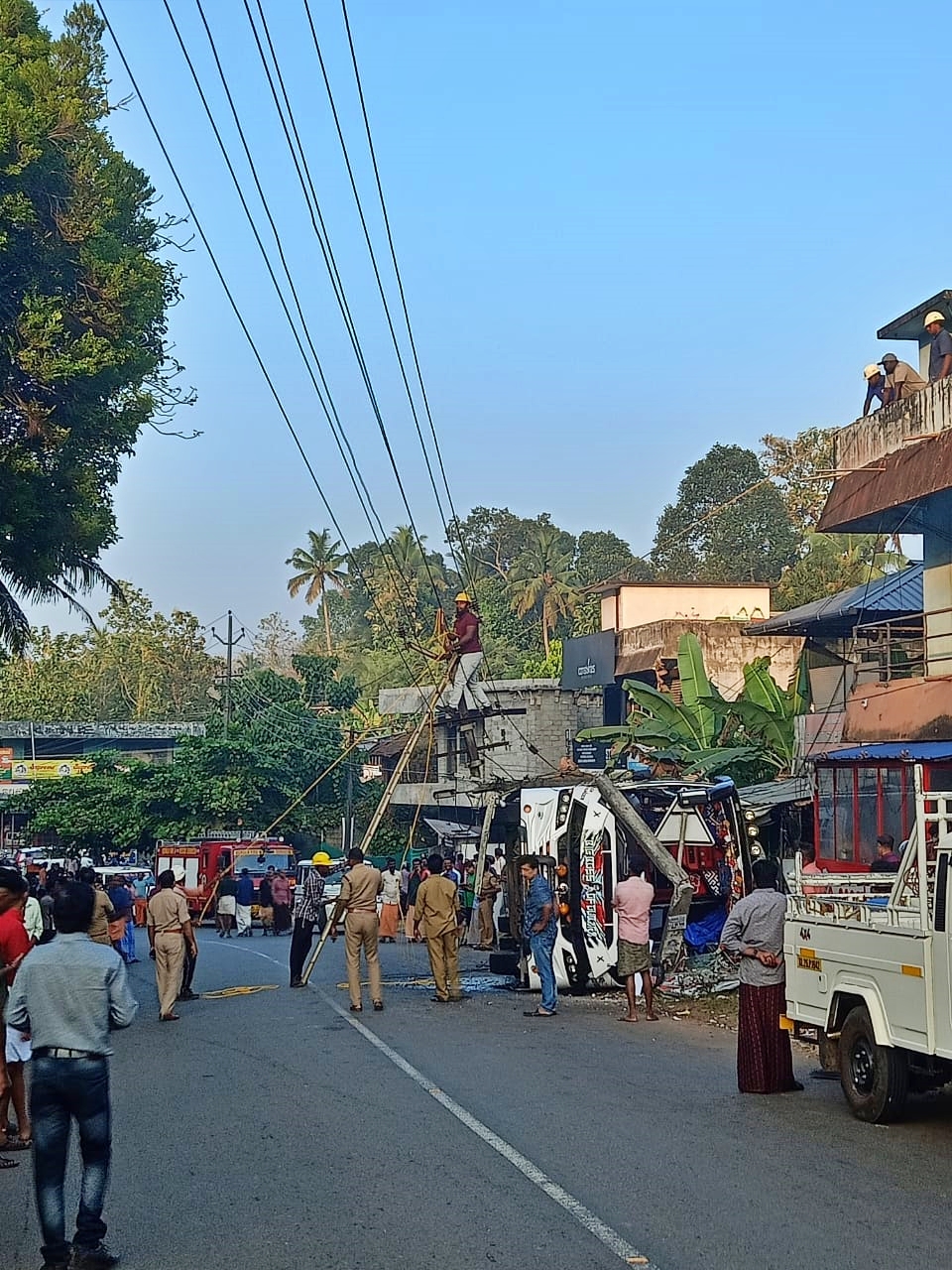 BUS ACCIDENT IN PATHANAMTHITTA  പത്തനംതിട്ട ബസ് അപകടം  SEVERAL STUDENTS INJURED  LATEST NEWS IN MALAYALAM