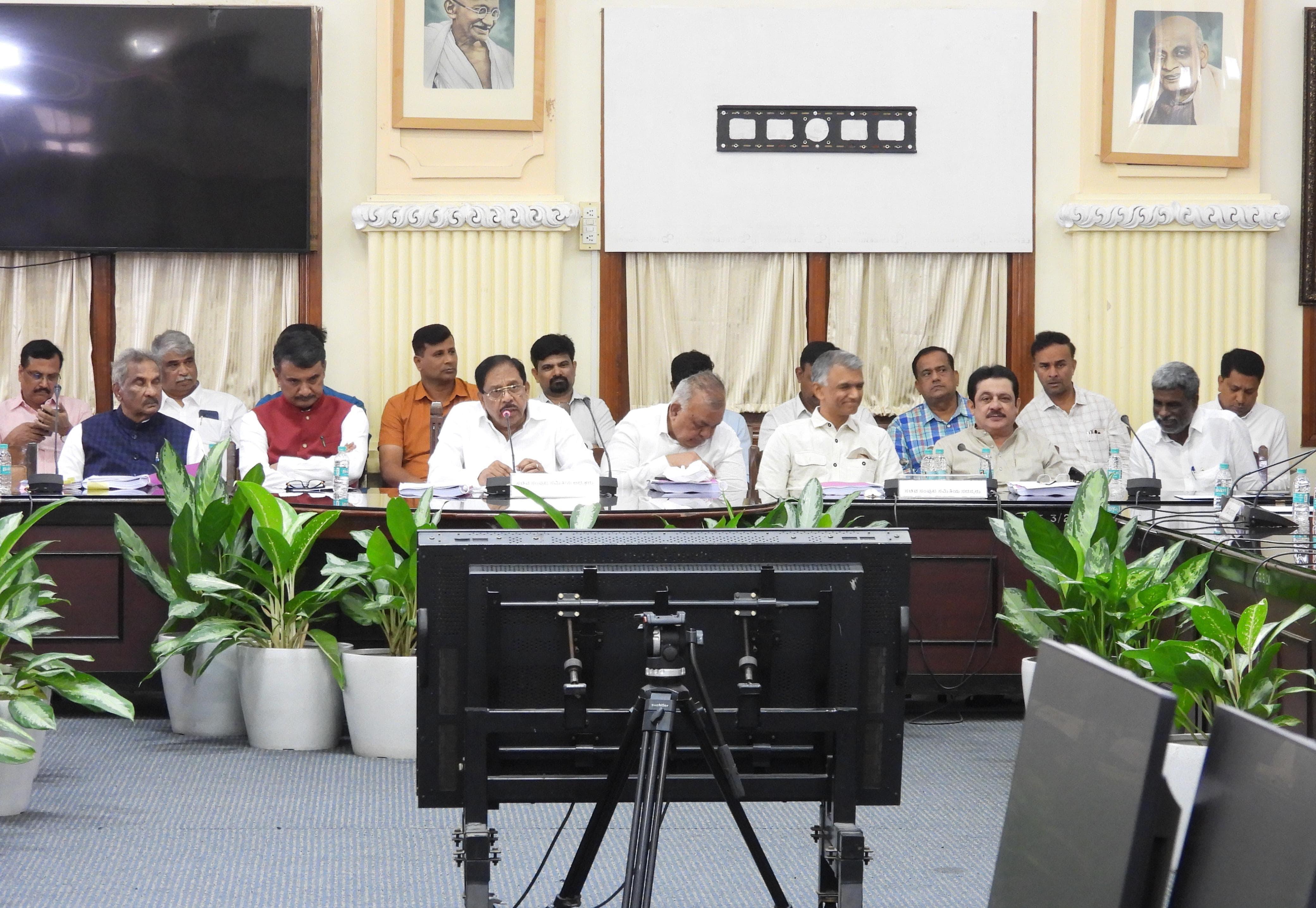 Home Minister holds meeting with Chikkamagaluru leaders regarding Dattatreya Baba Budangiri Dargah controversy