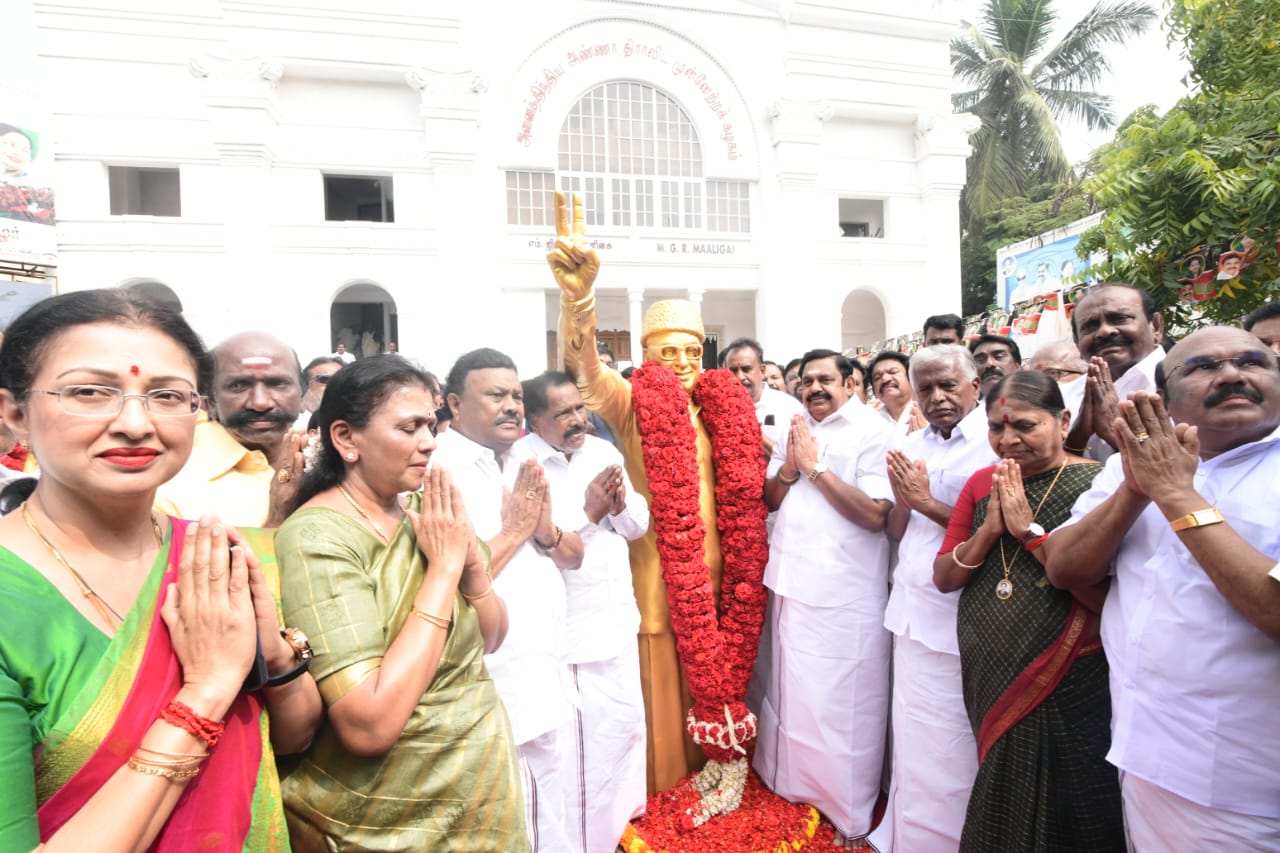 எம்.ஜி.ஆர் திருவுருவச்சிலைக்கு எடப்பாடி பழனிசாமி மரியாதை