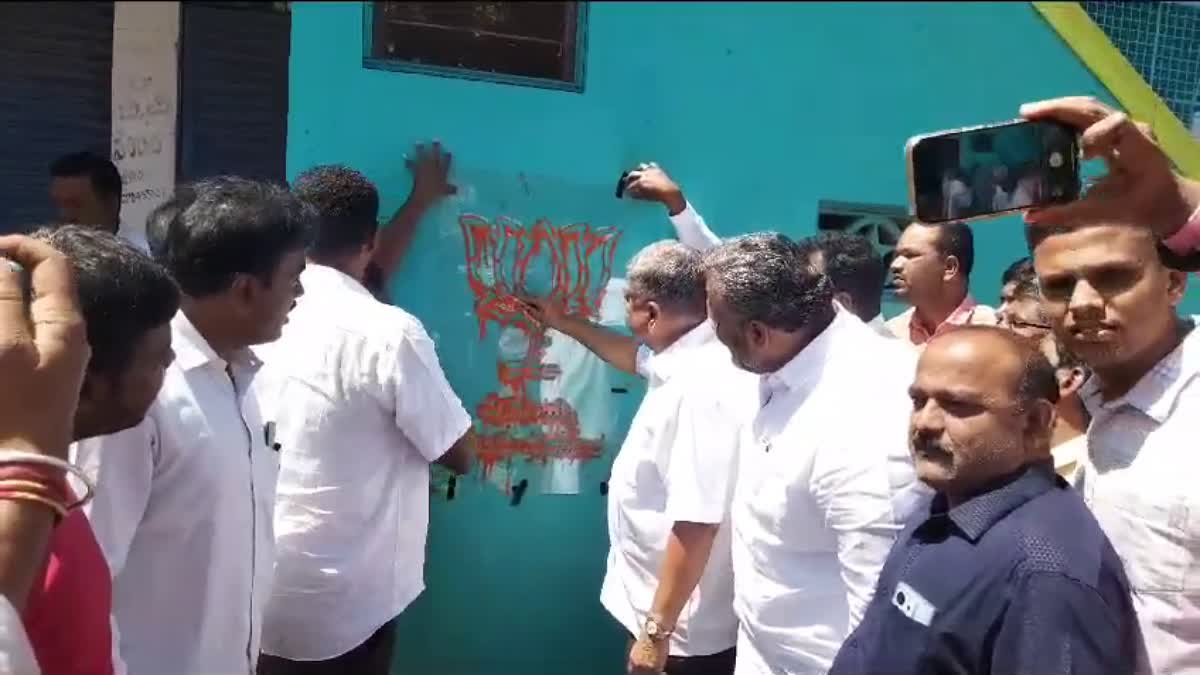 Jagdish Shettar drives Modi wall writing campaign in Nanjanagudu