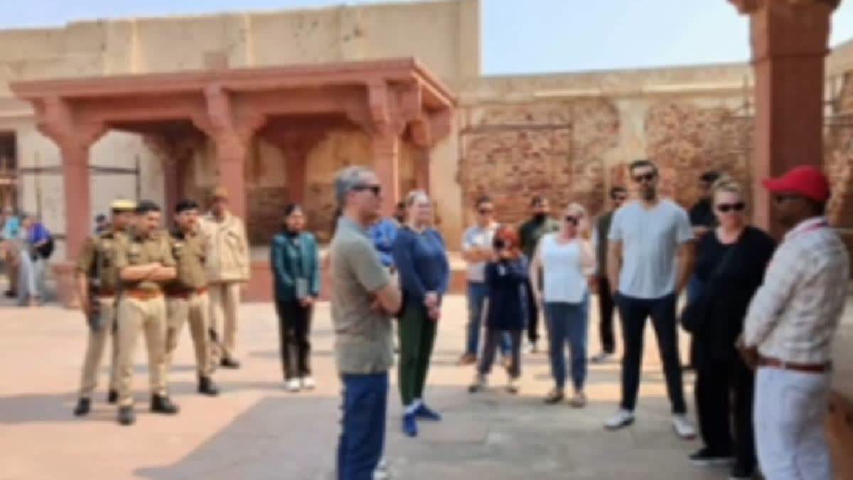Fake Guide Escorts US Ambassador to Fatehpur Sikri in Agra
