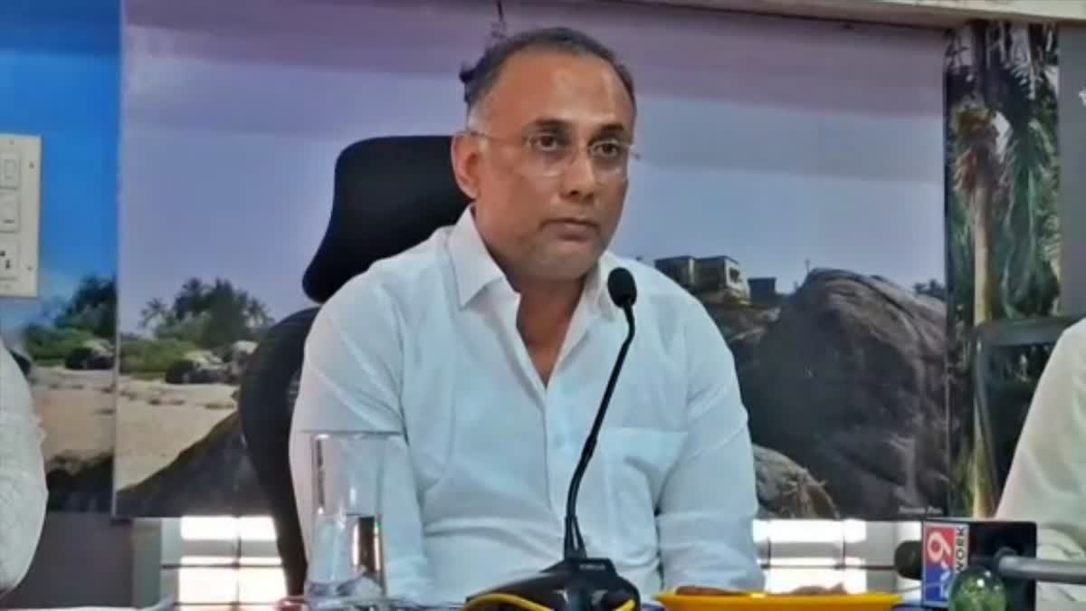 Health Minister Dinesh Gundu Rao spoke at a press conference.