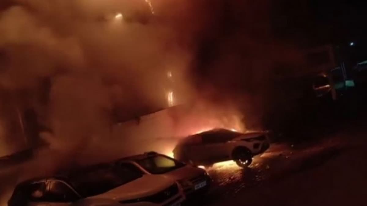 fire at showroom in Shivamogga  Six cars gutted in fire at showroom  കാര്‍ ഷോറൂമില്‍ തീപിടിത്തം  കാറുകൾ കത്തിനശിച്ചു