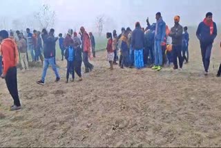 बेतिया में गन्ना लदा ट्रैक्टर बाइक सवार युवक पर पलटा, मौके पर ही मौत