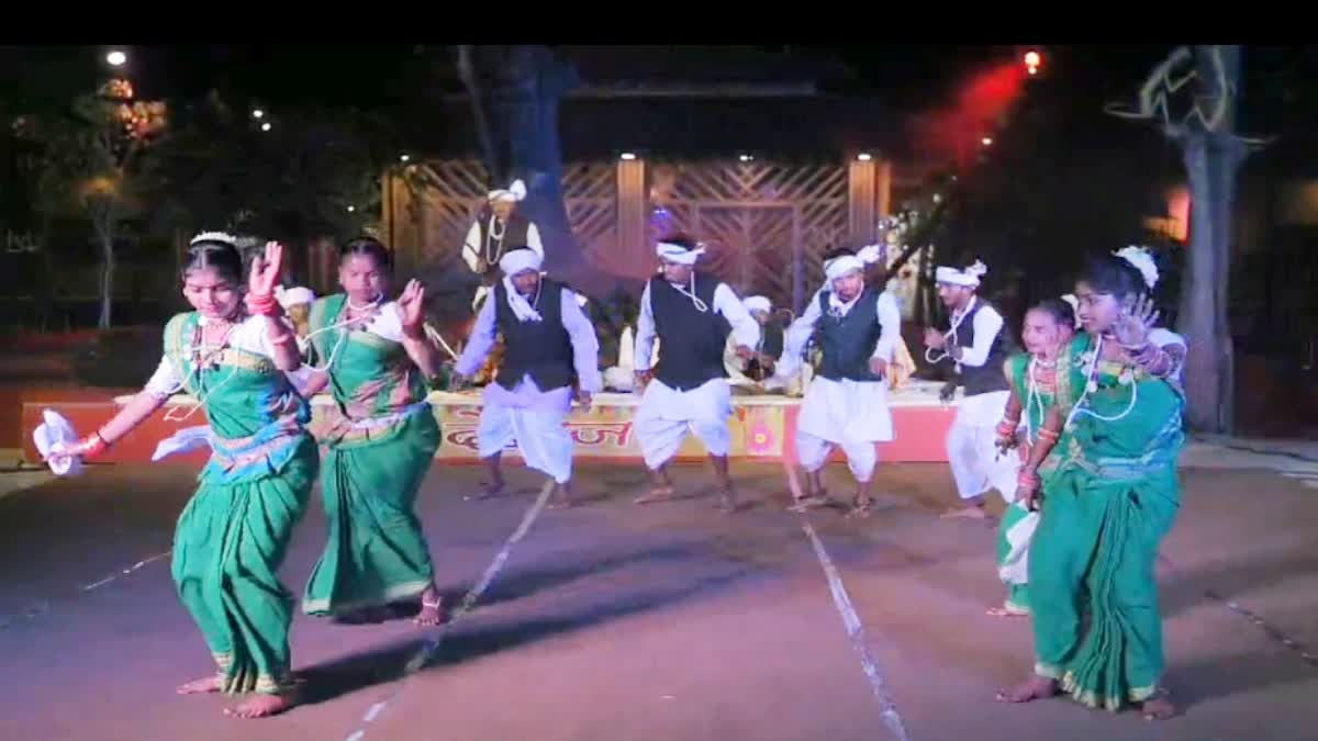 खजुराहो में आदिवासी नृत्य और बुंदेली लोकगीतों की गूंज, रातभर थिरके ...