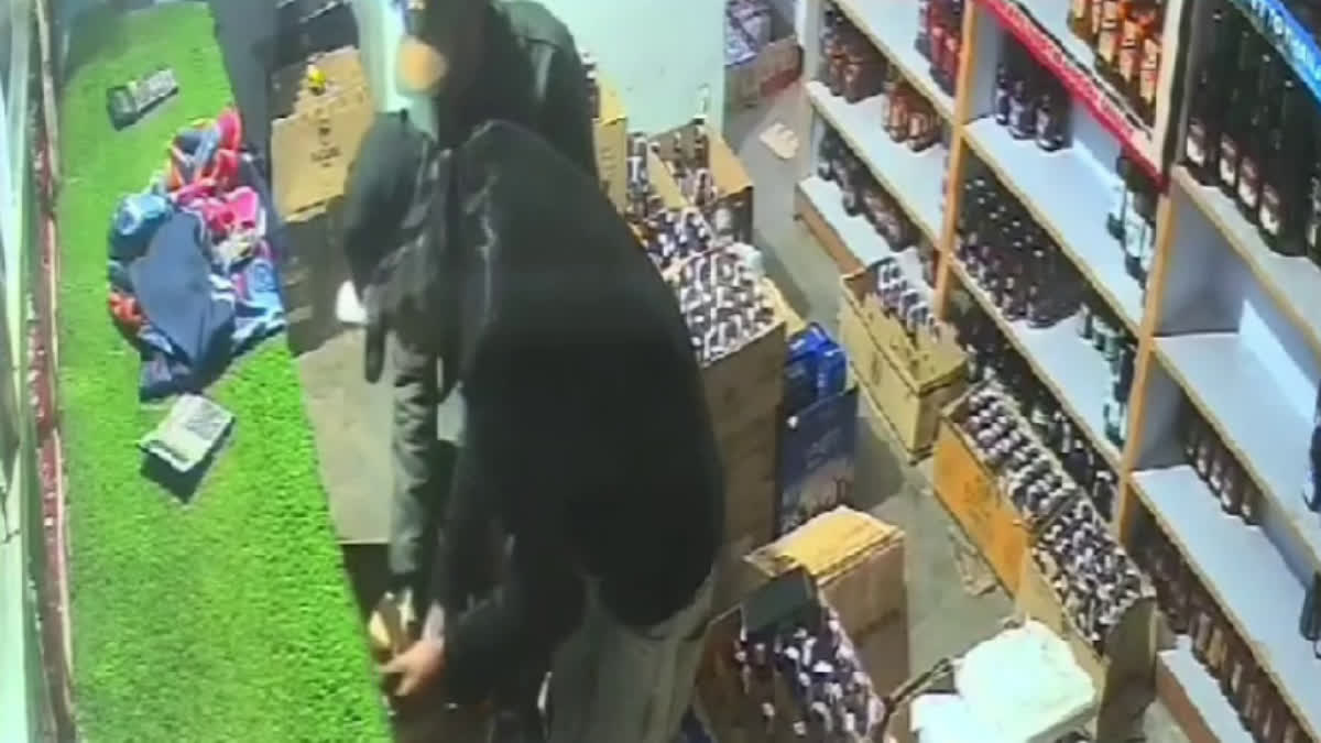 Theft in liquor shop