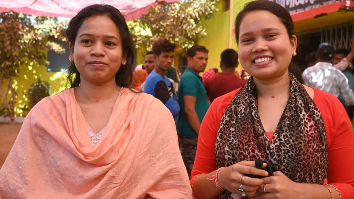 GROOM CASTS VOTE BEFORE MARRIAGE