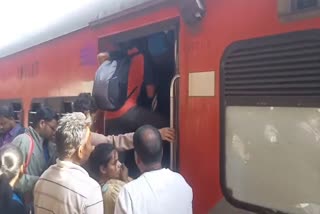 Huge crowd at Ranchi railway station to go MahaKumbh