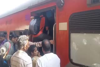 Passegers scramble to board a train to Prayagraj at Ranchi Railway Station.