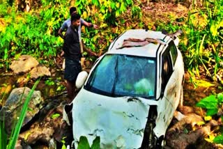 ഈട്ടിതോപ്പ് കാര്‍ അപകടം  CAR OVERTURNED INTO THE DITCH  കാര്‍ കൊക്കയിലേക്ക് മറിഞ്ഞു  IDUKKI CAR ACCIDENT