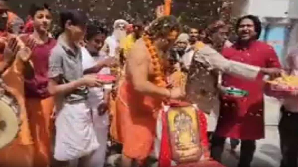 Ex-Babri Masjid Litigant, Iqbal Ansari plays Holi with saints in Ayodhya