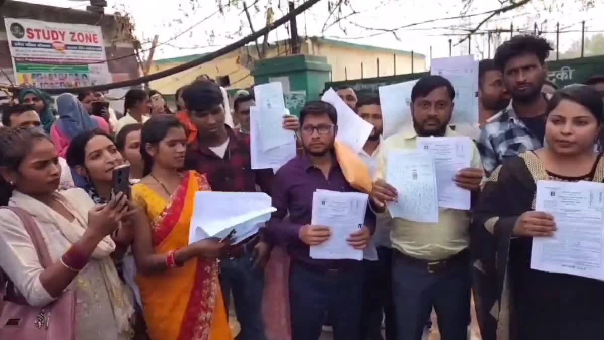 Students created ruckus in Dhanbad alleging JPSC exam question paper leak