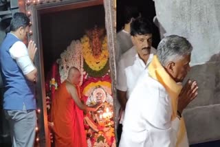 bjp-candidates-yaduveer-wadiyar-and-v-sommanna-visits-adichunchanagiri-temple-in-mandya