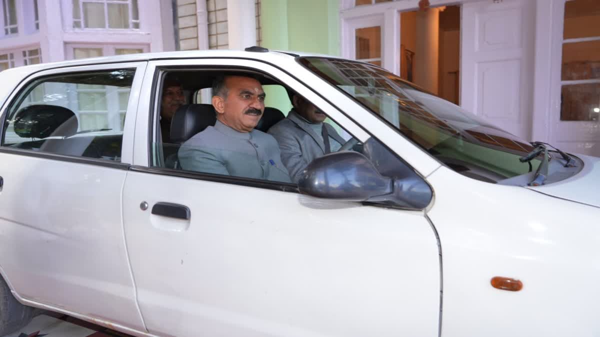 ऑल्टो कार चलाकर विधानसभा पहुंचे सीएम सुक्खू