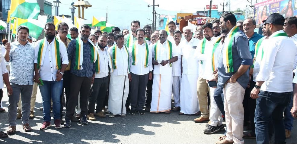நிர்வாகிகளுடன் வணிகர் சங்கங்களின் பேரமைப்பின் தலைவர் ஏ.எம்.விக்கிரமராஜா - கோப்புப்படம்
