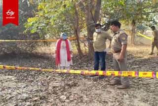 युवक का शव मिलने के बाद जांच करती पुलिस.