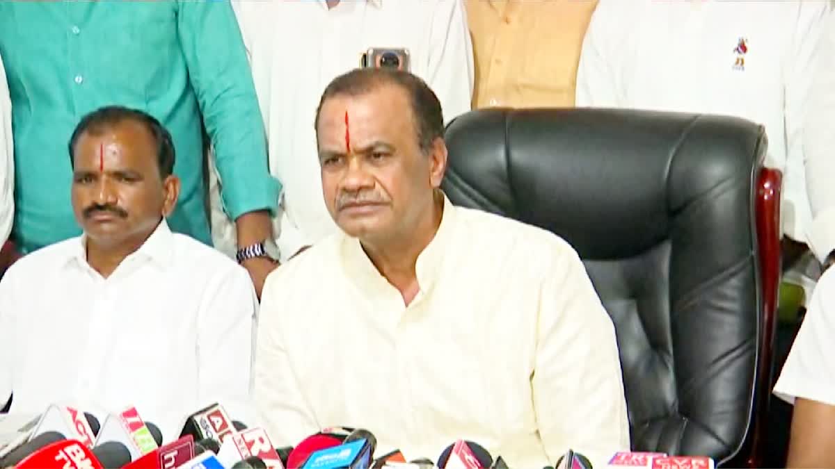 Minister Komatireddy Fires on KCR