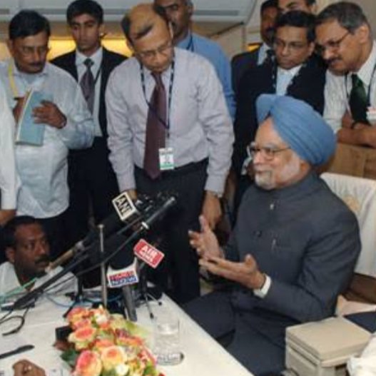मीडिया से बातचीत करते पूर्व प्रधानमंत्री मनमोहन सिंह (फाइल फोटो).
