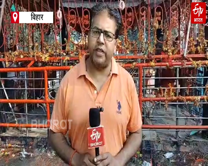 मंदिर के बाहर प्रसाद का स्टॉल