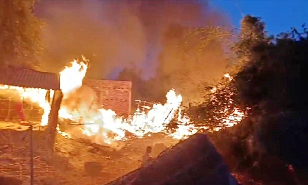 आग में 25 घर जलकर राख
