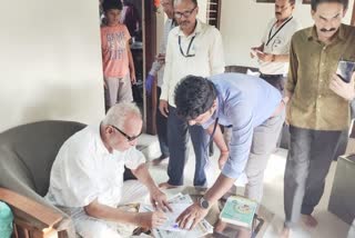 veteran-politician-janardan-pujari-casted-vote-at-home