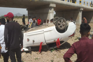 Car fell from the bridge in sirohi, 4 people injured, one in critical condition