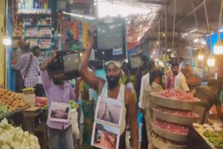 An independent candidate campaign with a TV on his head in Tirunelveli