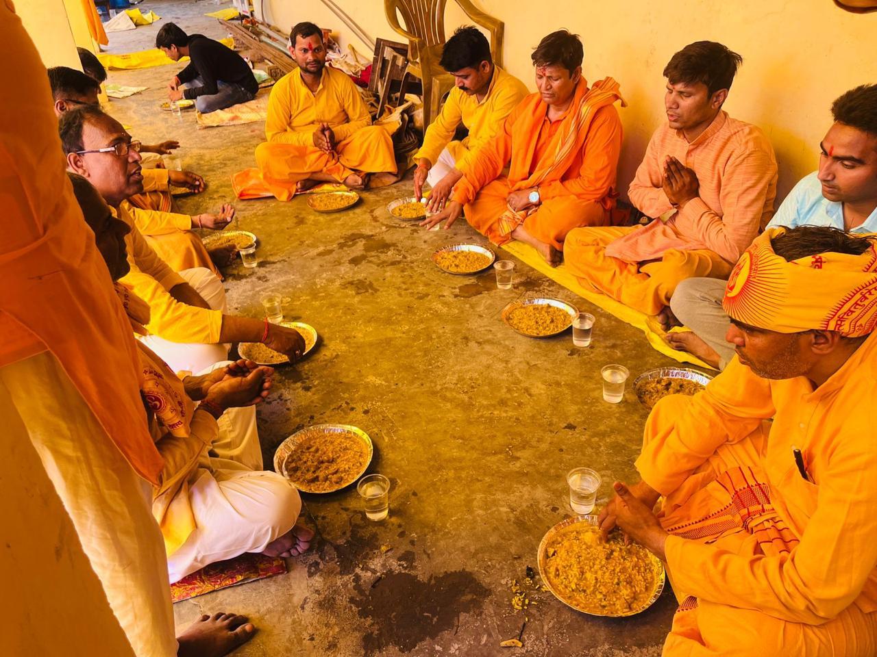 गोपालगंज मंदिर परिसर में प्रसाद ग्रहण करते श्रद्धालु