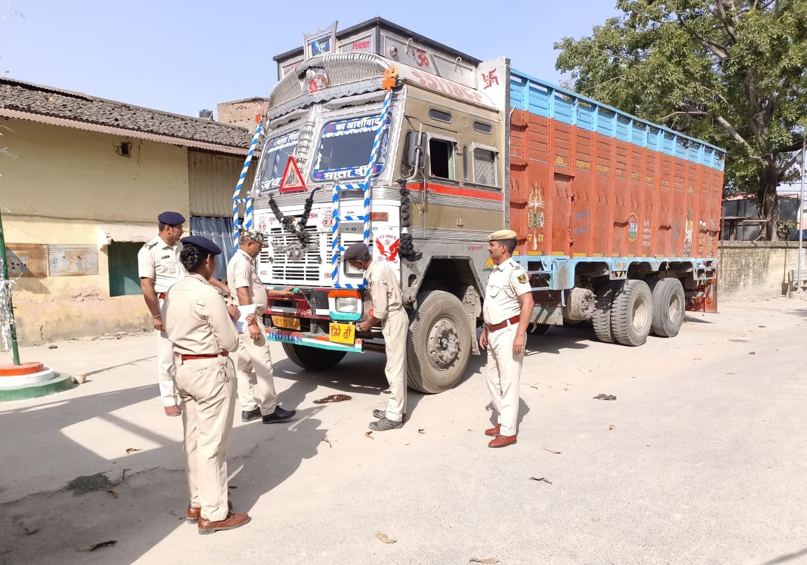 शराब तस्कर के साथ दो ट्रक जब्त