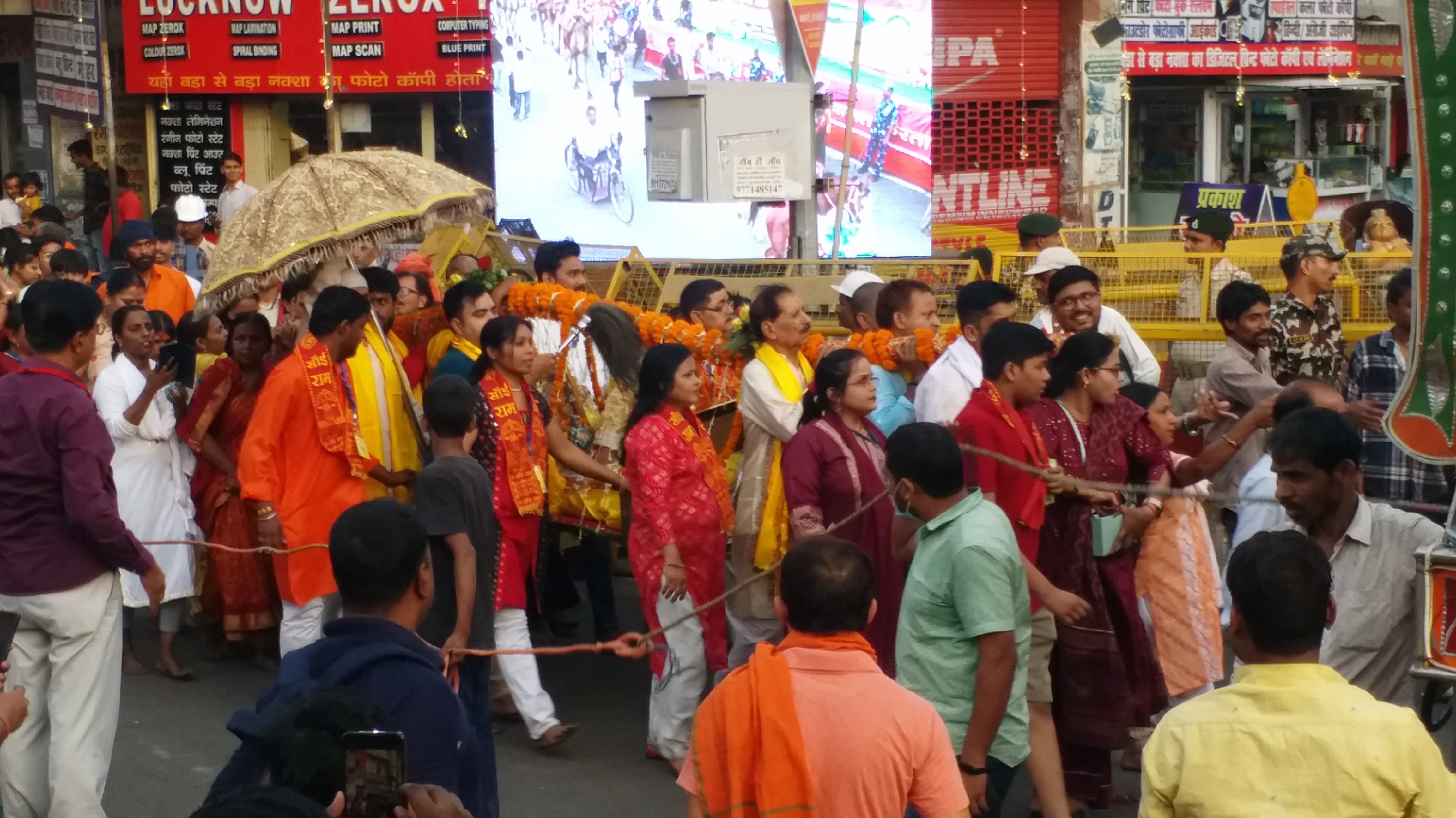 पटना में रामनवमी पर उमड़ी भीड़