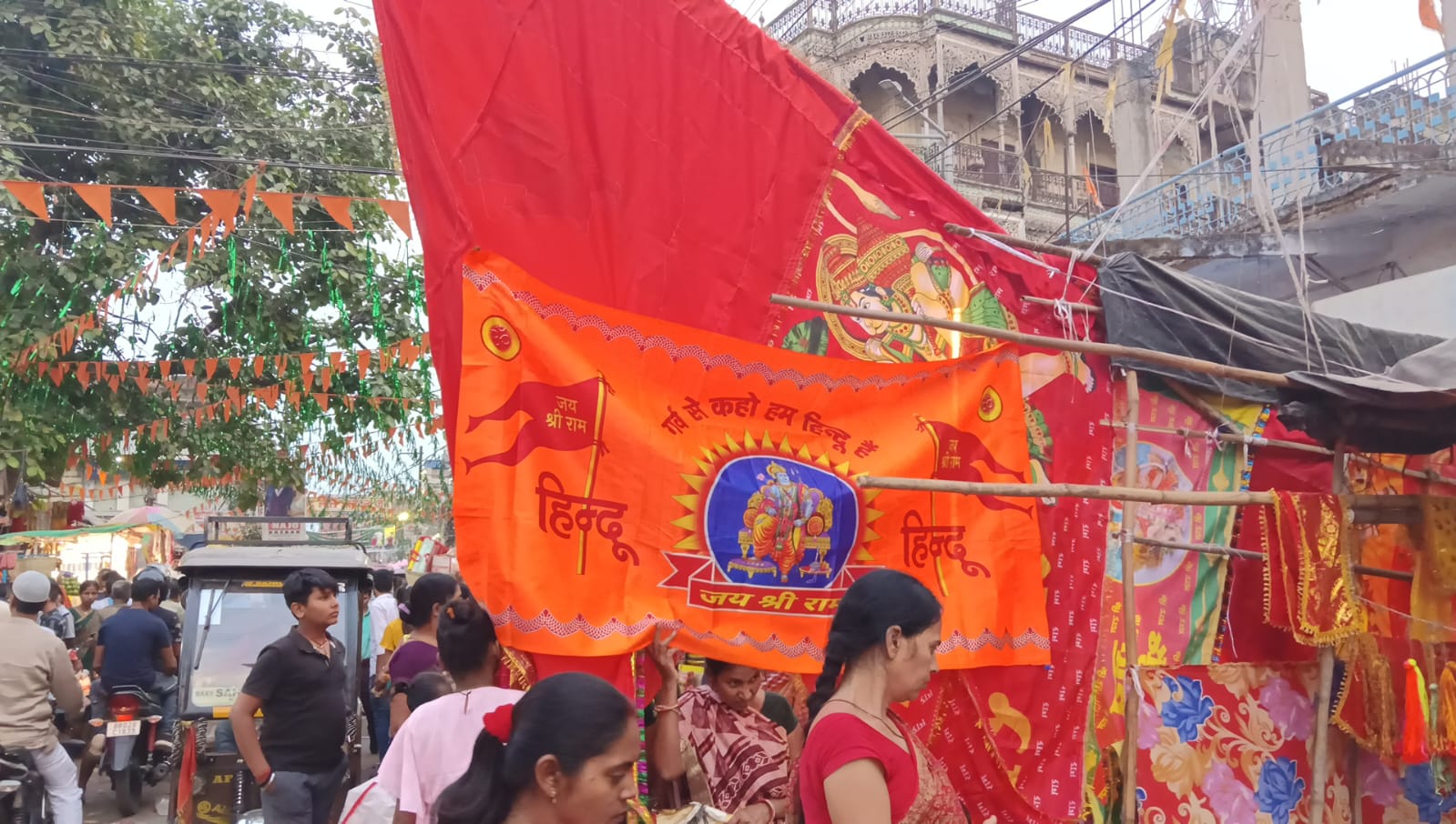 मार्केट में बढ़ी रामनवमी के झंडे की डिमांड