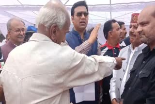 सड़क की मांग को लेकर आरएस बाली के पास पहुंचा बुजुर्ग