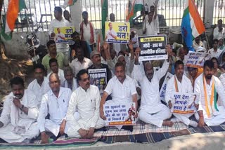 कुशीनगर में धरने पर बैठे कांग्रेस पूर्व प्रदेश अध्यक्ष