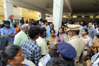 மாணவியின் தாய் மற்றும் உறவினருடன் போலீசார் பேச்சு வார்த்தை