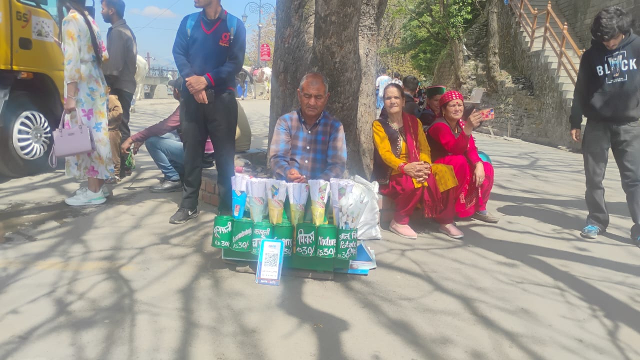 48 सालों से डब्बे में चने बेच रहे रतन लाल
