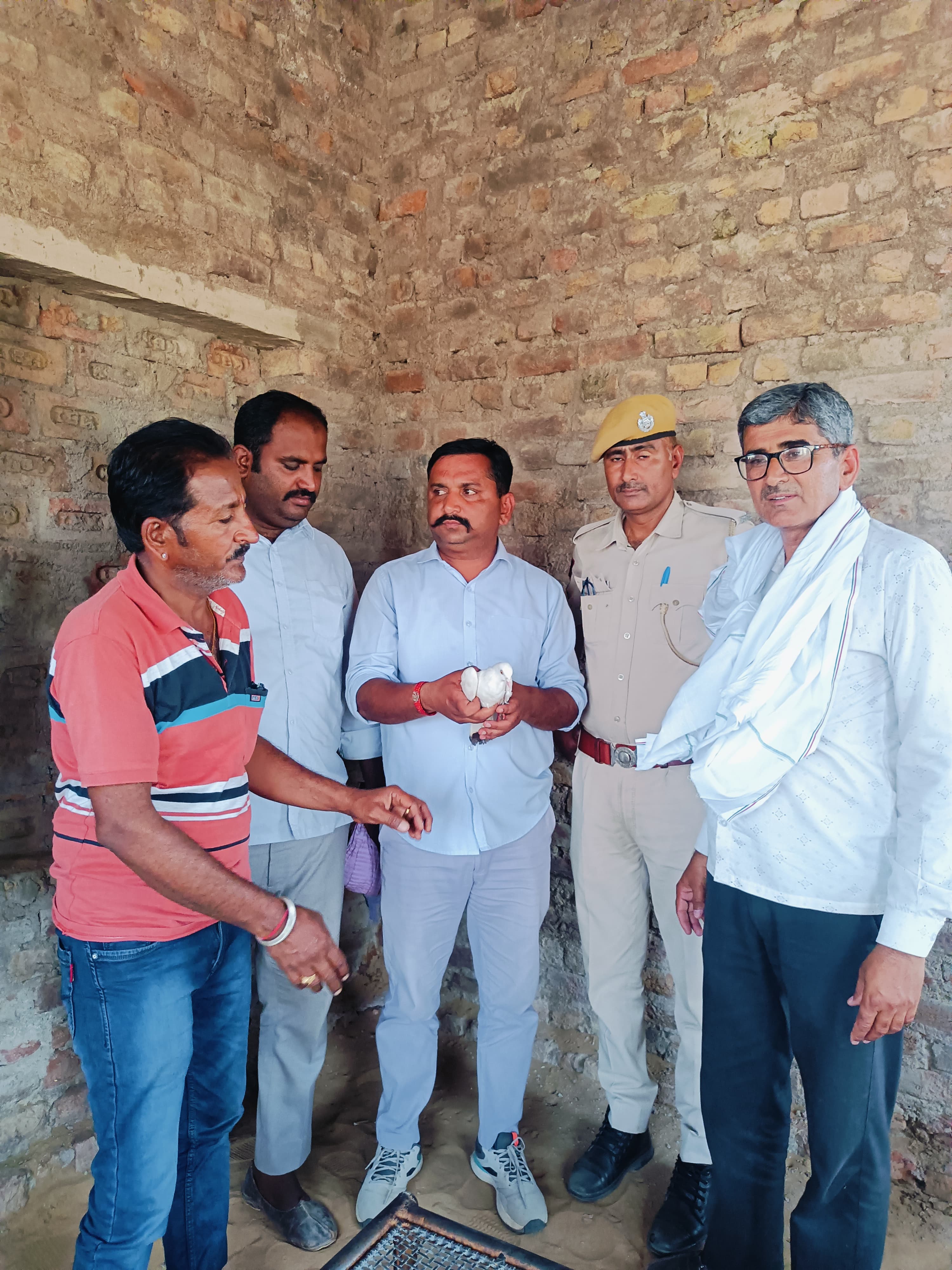 जांच में जुटे अधिकारी