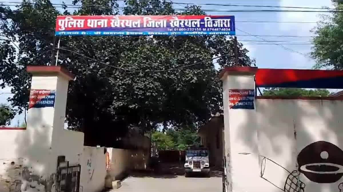 खूनी संषर्ष में करीब एक दर्जन लोग घायल