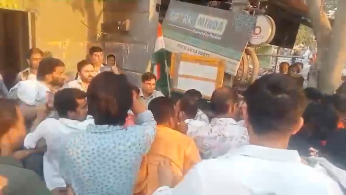congress candidate kanhaiya kumar attacked during election campaign in north east delhi