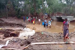 people passing sakkaraipallam floods photo