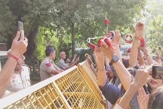 दिल्ली में CM आवास के बाहर चूड़ी लेकर पहुंची महिला कार्यकर्ताओं का प्रदर्शन