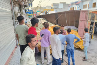 trailer-filled-with-edible-oil-overturned-in-shahpura-diesel-spread-on-the-road-due-to-tank-explosion