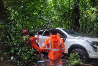 CAR ACCIDENT  ACCIDENT AT PATHANAMTHITTA  CAR OVERTURNED TO FLUME  ശബരിമല തീർത്ഥാടകരുടെ കാര്‍ മറിഞ്ഞു